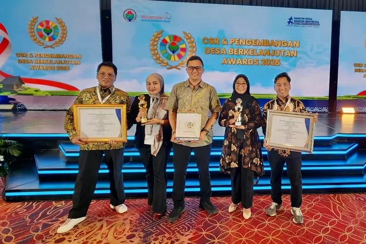 Tim CSR Sinar Mas Land secara simbolis menerima penghargaan CSR &amp; PDB Award 2025 kategori Gold untuk program Kemitraan Pertanian Lokal dan kategori Silver untuk program Kampung Dolanan Khatulistiwa - Fot: Istimewa