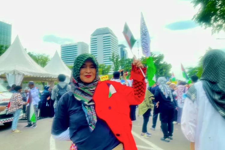 Aktivis perempuan sekaligus tokoh nasional, Ustazah Neno Warisman, hadir dalam aksi solidaritas bertajuk Dobrak Blokade, Setop Genosida Gaza - Foto:Henri Lukmanul Hakim