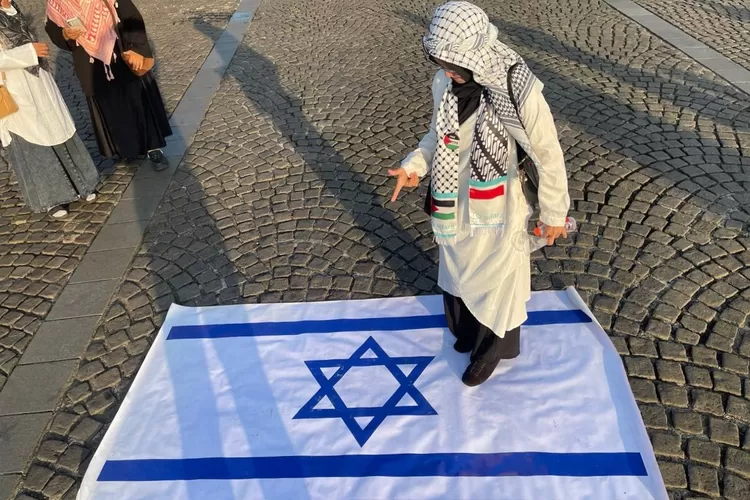 (Ilustrasi) Massa aksi menginjak bendera Israel di Aksi Damai Bela Palestina di Monas, Jakarta beberapa waktu lalu - Foto: Henri Lukmanul Hakim