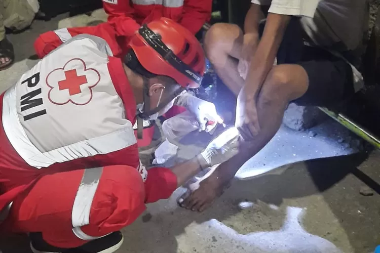 Relawan PMI Jakarta Utara saat Memberikan Pertolongan ke Penyitas Kebakaran di Penjaringan