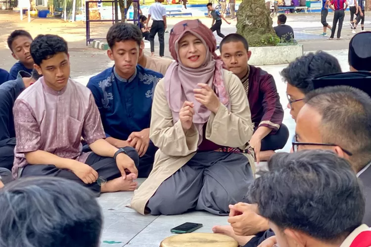 Ketua Komite SanFFest 2025, Bunda Neno Warisman, hadir langsung meninjau ke Pesantren Darunnajah, Ulu Jami, Jakarta, pada Kamis, 16 Oktober 2025 - Foto: Henri Lukmanul Hakim