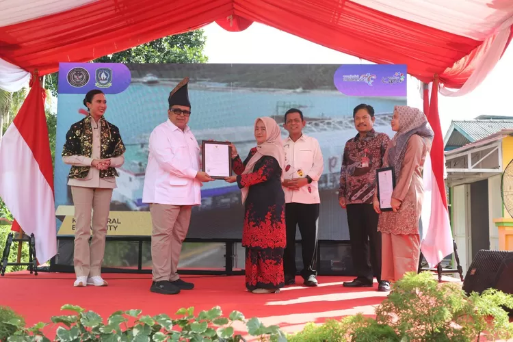 Kepala Badan Penyelenggara Jaminan Produk Halal (BPJPH) Republik Indonesia, Ahmad Haikal Hasan, menyerahkan secara simbolis sertifikat halal