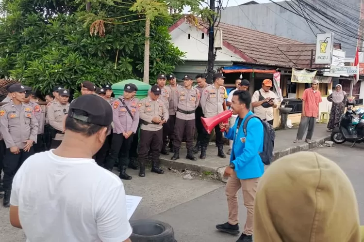 KNPI Pandeglang saat Aksi Demo di Kemenag Pandeglang