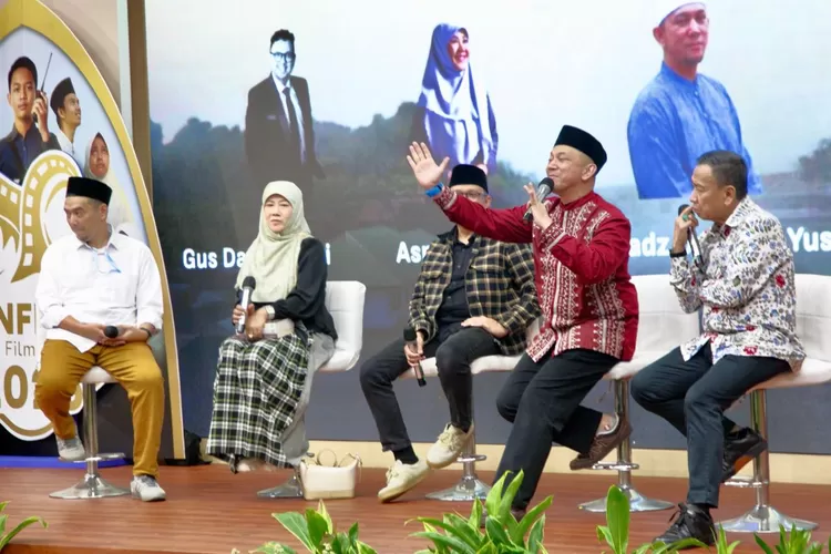 Wakil ketua Lembaga Seni Budaya Peradaban Islam (LSBPI) Majelis Ulama Indonesia (MUI) Pusat, Ustadz Erick Yusuf (kedua dari kanan) - Foto: Henri Lukmanul Hakim
