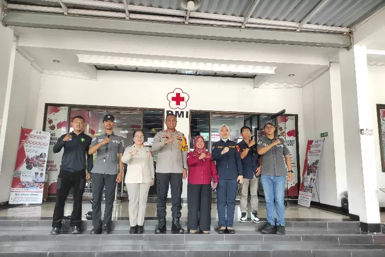 Wakapolres Metro Jakarta Utara, AKBP James H. Hutajulu, S.I.K., S.H., M.H., M.I.K., Foto Bersama dengan Anggota dan Pengurus PMI