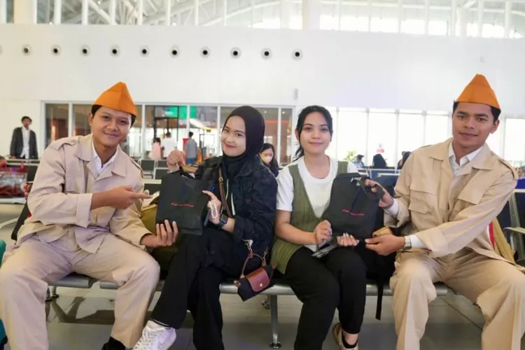 KCIC Peringati Semangat Sumpah Pemuda Bersama Penumpang Whoosh Di Stasiun