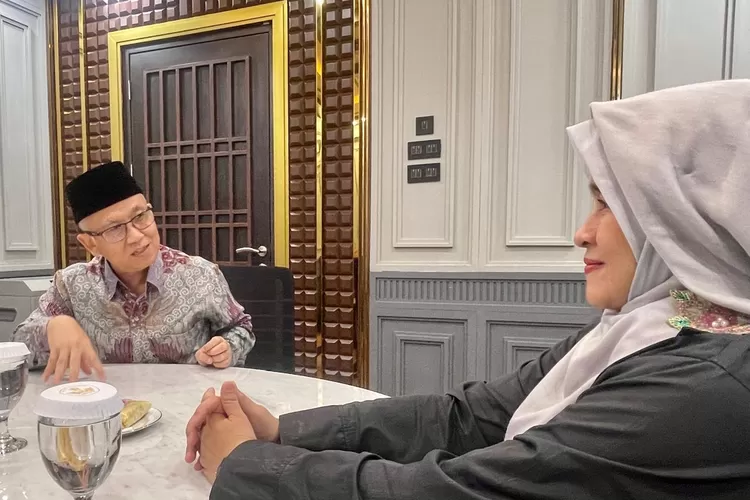 Ketua Komite Santri Film Festival (Sanffest) 2025, Neno Warisman ketika berdiskusi dengaan Wamendikdasmen, Prof. Atip Latipulhayat - Foto: Henri Lukmanul Hakim