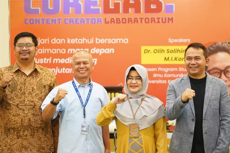Foto bersama dalam event Content Creator Laboratorium (CoreLab) Promedia Teknologi Indonesia di kampus UNIKOM, Bandung, pada Senin, 3 November 2025. (Dok. Promedia)