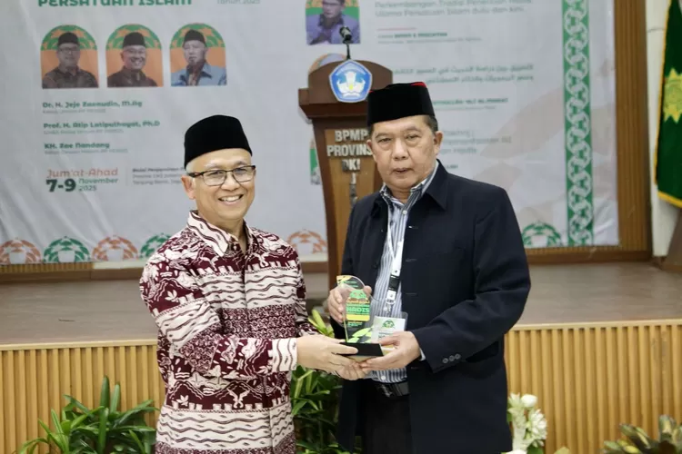 Ketua Panitia Konferensi Hadis Tingkat Nasional 2025 PERSIS, Ustaz Wahyu AS (kanan) memberikan plakat kepada Waketum PP PERSIS, Atip Latipulhayat - Foto: Henri Lukmanul Hakim