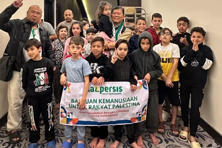 Ketua PD PERSIS Kota Tangerang, Ustaz Budiman (tengah) bersama anak-anak Palestina - Foto: Istimewa