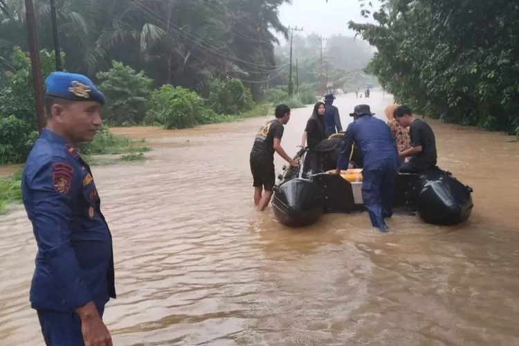 Petugas Polri saat Bantu Warga di Sumatera Utara