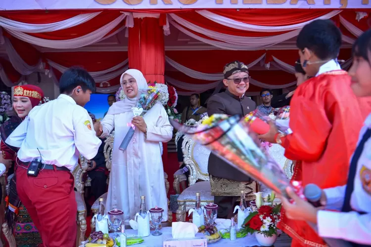 Menteri Pendidikan Dasar dan Menengah (Mendikdasmen), Abdul Mu&rsquo;ti, memimpin upacara Hari Guru Nasional (HGN) 2025  di Surabaya