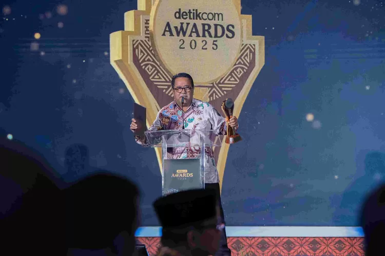 Wakil Gubernur (Wagub) DKI Jakarta, Rano Karno, mewakili Gubernur DKI Jakarta, Pramono Anung, menerima penghargaan &ldquo;Tokoh Kesetaraan Akses Pendidikan Masyarakat Perkotaan&rdquo; 