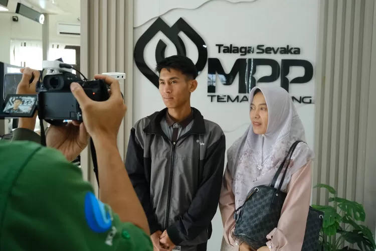 Riki, anak seorang Pekerja Migran Indonesia (PMI) yang hilang kontak selama 20 tahun di Malaysia melakukan pembuatan paspor di MPP Temanggung/ MC Temanggung