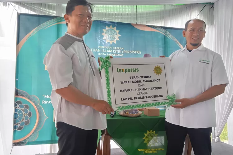 Ketua PD PERSIS Kota Tangerang, Ustaz Budiman secara simbolik menyerahkan kunci ambulans kepada Kepala Gerai LAZ PERSIS Kota Tangerang, H. Bubun Bunyamin 