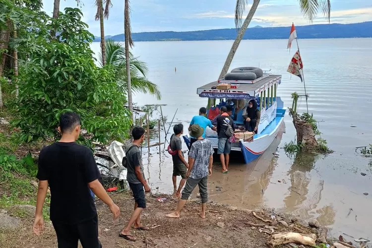 Tim relawan SF tempuh jalur danau, evakuasi puluhan warga yang terisolir dan salurkan bantuan makanan ditengah darurat banjir dan longsor Sumbar