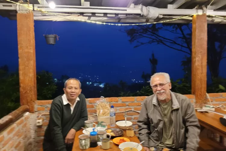 Penyanyi Legendaris Iwan Fals bersama Wartawan Senior Raja Pane