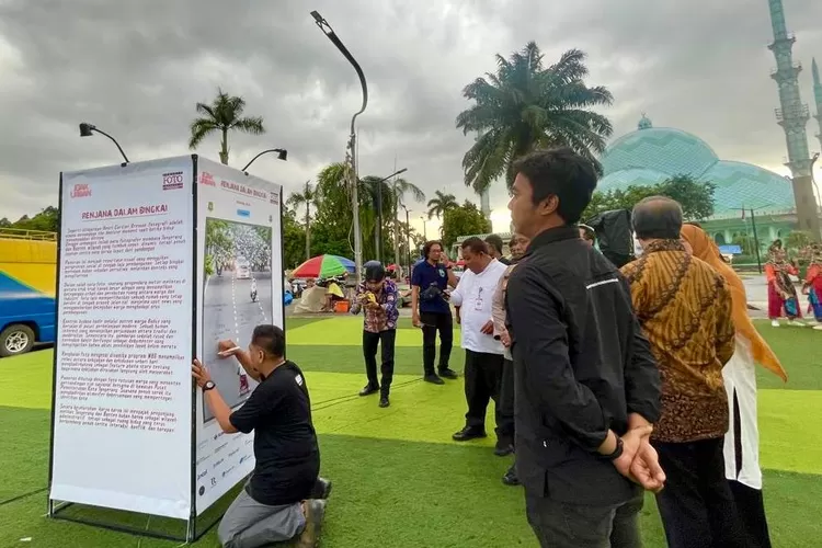 Ketua Pewarta Foto Indonesia (PFI) Tangerang, Dery Ridwansah, memberikan tanda tangan sebagai simbol dimulainya pameran foto bertajuk Jejak Urban - Foto: Henri Lukmanul Hakim
