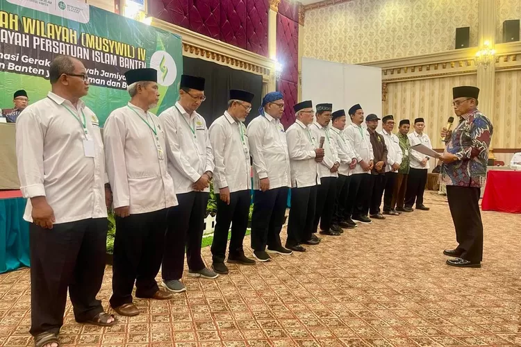 Ketua Bidang Jamiyyah (Kabidjam) Pimpinan Pusat Persatuan Islam (PP PERSIS), KH. Salam Russyad (batik), resmi menutup rangkaian Muswil IV PW PERSIS Banten - Foto: Henri Lukmanul Hakim