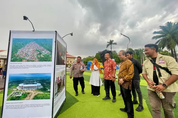 Direktur Informasi Publik Kemkomdigi, Nurshodik Gunarjo, bersama Kadis Infokom Kota Tangerang, Mugiya Wardhani, dan Kurator PFI Tangerang, Adrianto, meninjau deretan foto yang dipamerkan pada gelaran Jejak Urban di Taman Elektrik, Kota Tangerang - Foto: Henri Lukmaanul Hakim