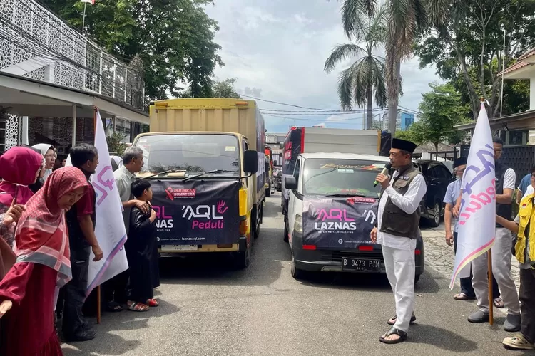 Pembina LAZNAS AQL Peduli, Ustaz Bachtiar Nasir, secara simbolis melepas pemberangkatan lima unit truk bantuan kemanusiaan sebagai bagian dari respons bencana di Sumatera dan Aceh - Foto: Henri Lukmanul Hakim