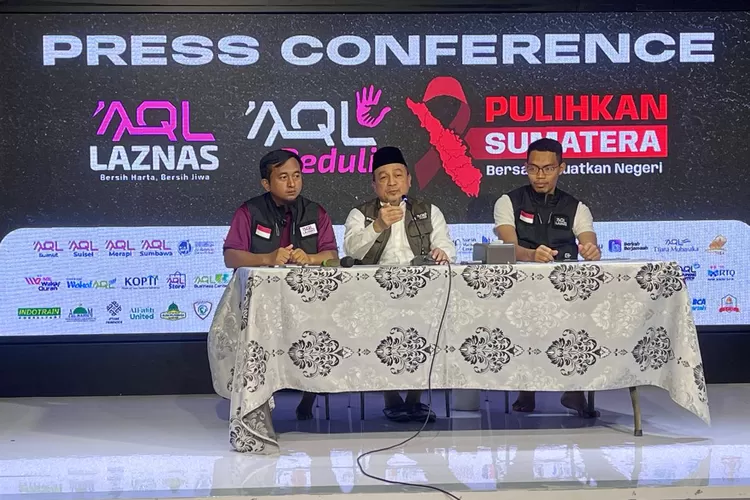 Pembina AQL LAZNAS Peduli, Ustaz Bachtiar Nasir (tenga berpeci) memberikan keterangan kepada awak media - Foto: Henri Lukmaanul Hakim