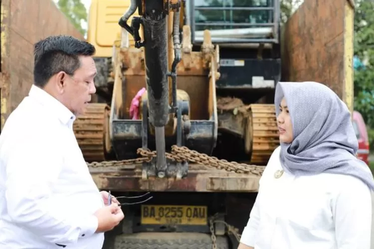 Keterangan Foto: Pemerintah Kabupaten Mandailing Natal (Pemkab Madina) menerima satu unit alat berat dalam bentuk pinjam pakai dari PT Perkebunan Nusantara IV PalmCo untuk membantu pemulihan pascabencana.