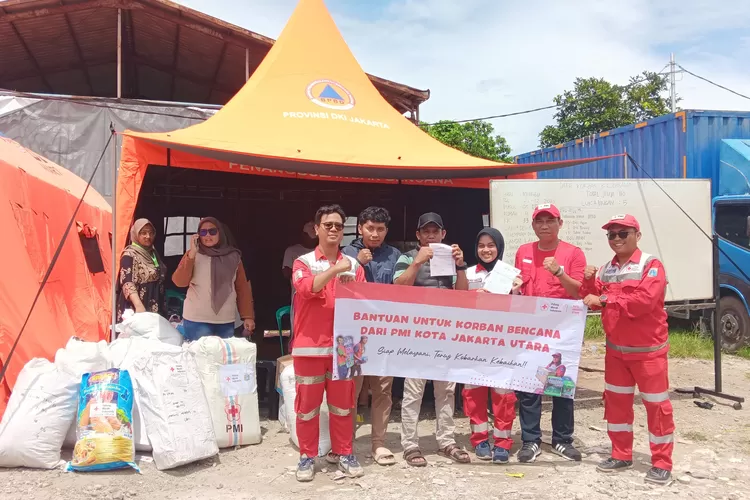 Relawan PMI Jakarta Utara saat Salurkan Bantuan ke Penyintas Kebakaran di Kapuk Muara Penjaringan