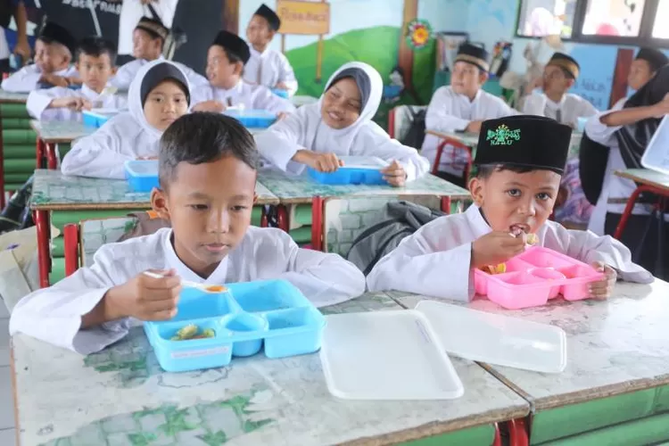 Ilustrasi pelaksanaan Program Makanan Bergizi Gratis (MBG).