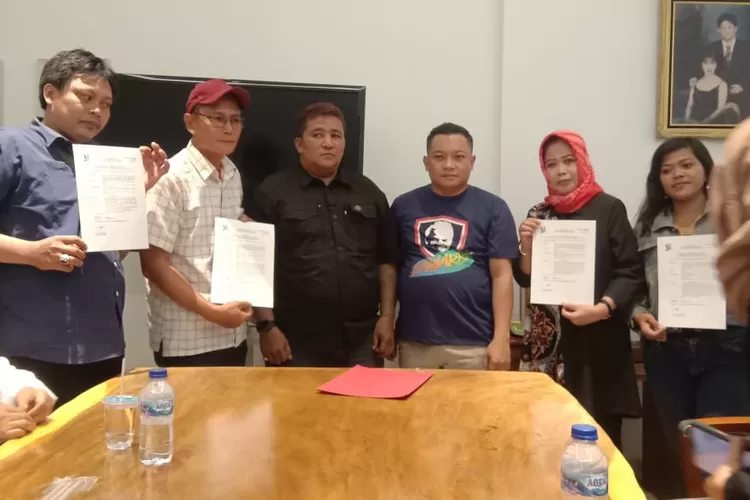 Satuan Relawan (Satrel) Ganjarist dari Kelurahan Sialang Kecamatan Sako Palembang saat menerima SK untuk memenangkan  Ganjar Pranowo di Pilpres 2024