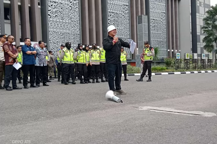 Puluhan massa dari Komite Aksi Penyelamat Lingkungan melakukan aksi damai.