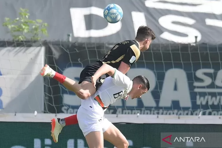 Pemain timnas Indonesia Jay Idzes (jersey putih) ketika tampil membela Venezia saat bermain 0-0 melawan tim papan bawah Ascoli dalam lanjutan Serie B Italia di Stadion Cino e Lillo Del Duca, Minggu (7/4/2024). (ANTARA/Instagram/Venezia) (detiksumsel)