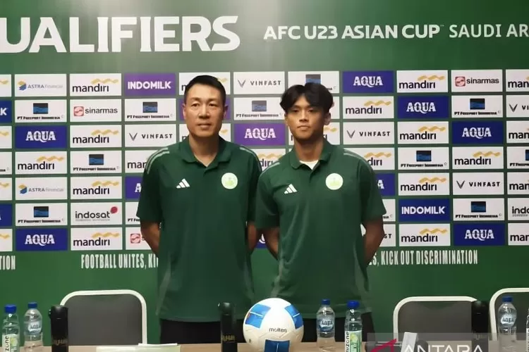 Pelatih timnas U23 Makau Kar-Lok Kenneth Kwok (kiri) pada jumpa pers pra-pertandingan Kualifikasi Piala Asia U-23 2026.  ((Dok.Federasi Sepak Bola Makau))