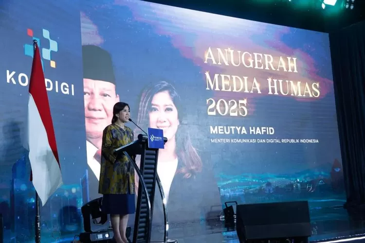 Menteri Komunikasi dan Digital (Menkomdigi) Meutya Hafid saat menyampaikan sambutannya pada Malam Anugerah Media Humas (AMH) 2025 yang digelar Kementerian Komunikasi dan Digital (Kemkomdigi) di Jakarta, Rabu (12/11/2025). 