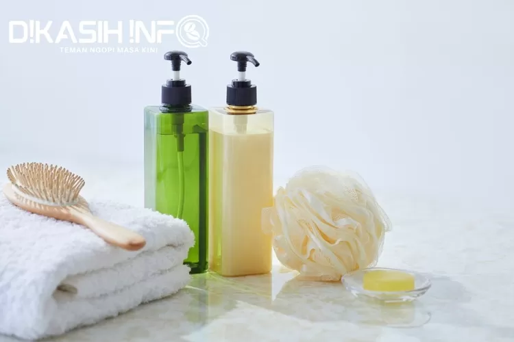 Rekomendasi shampo non SLS untuk rambut rontok dan ketombe juga banyak dilengkapi dengan kandungan alami seperti minyak nabati, ekstrak tumbuhan, hingga bahan organik yang lebih ramah lingkungan.