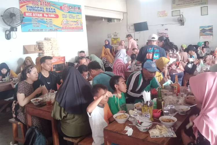 Tim TKD Prabowo Gibran Lumajang Gelar Makan Siang Gratis Di 21 Kecamtan ...