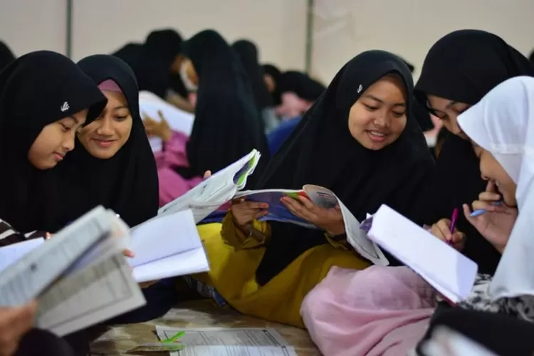 Ilustrasi Santriwati Sedang Belajar Bersama ((Foto by Pinterest))