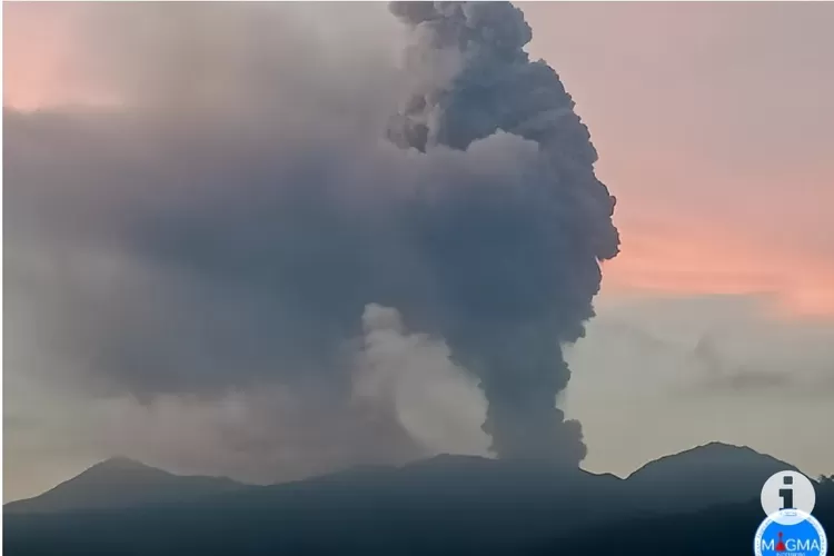 Gunung Dukono Di Halut Kembali Meletus Senin Pagi, Lontarkan Abu ...