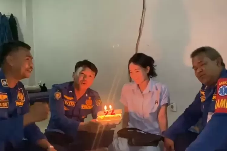 Momen tiup lilin bareng damkar 