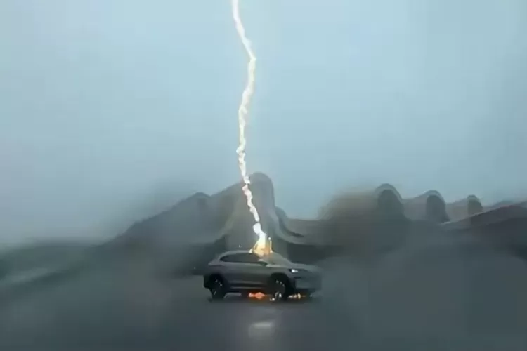 Viral Insiden Mobil BYD Tersambar Petir Sebanyak 3 Kali di Rest Area