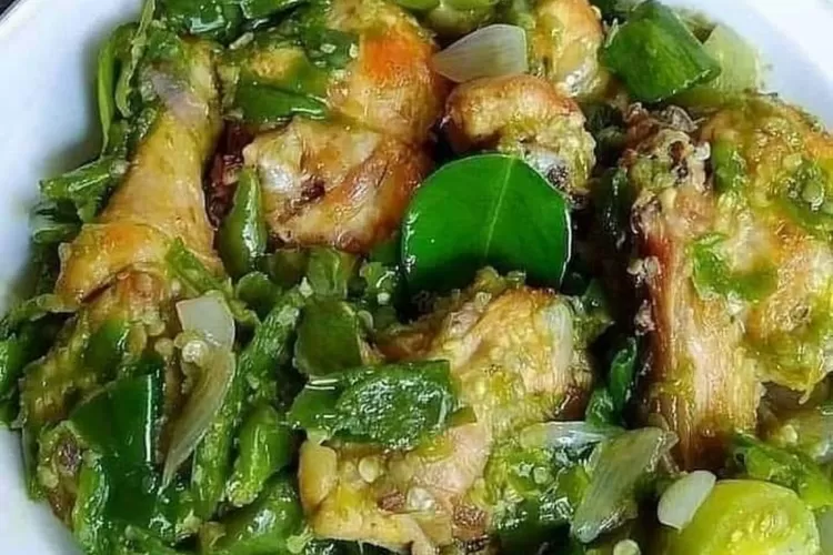 HIDANGAN POPULER ! Resep Ayam Cabe Ijo : Pedas yang Lezat Menggugah Selera (@dellasuzura⁣⁣⁣ /facebook@Resep Masakan)