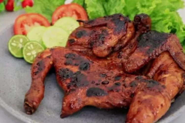 Ayam bakar pedas manis hidangan spesial untuk tahun baru. (Tangkapan layar dari akun YouTube Uli&rsquo;s Kitchen)