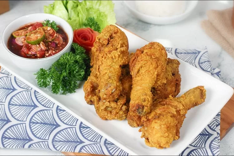 Nikmatnya Ayam Goreng Rempah Sambal Aduk Gurih Asam ala Rudy: Sensasi Unik, Nikmat Sampai Ke Tulang (Youtube.com/@SimpleRudyTV)
