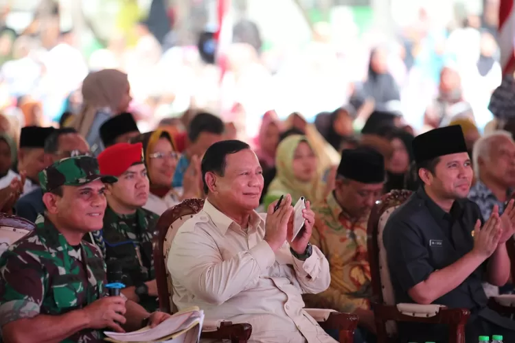 Menteri Pertahanan Prabowo Subianto memberikan ucapan selamat ulang tahun kepada Presiden ke-5 Republik Indonesia Megawati Soekarno Putri yang sedang berulang tahun hari ini ke 77 tahun.