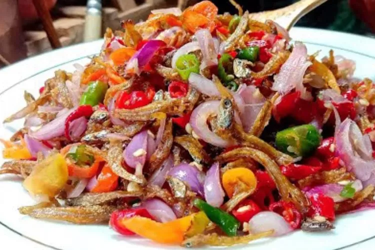 Resep teri sambal matah enak dan anti gagal, bikin gagal diet. (Tangkapan layar Youtube Mbak Mindut)