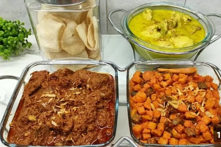 lebaran  ini adalah menyajikan hidangan-hidangan istimewa seperti opor ayam, rendang daging sapi, dan sambal goreng kentang ati.  (Tangkapan layar YouTube CR COOK)