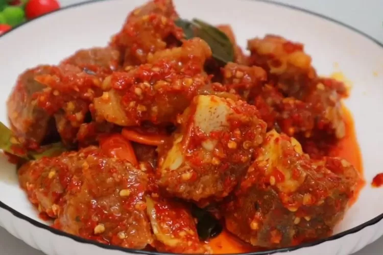 Ide masakan Idul Adha oseng mercon daging sapi. (Tangkapan Layar kanal Youtube Uli's Kitchen)