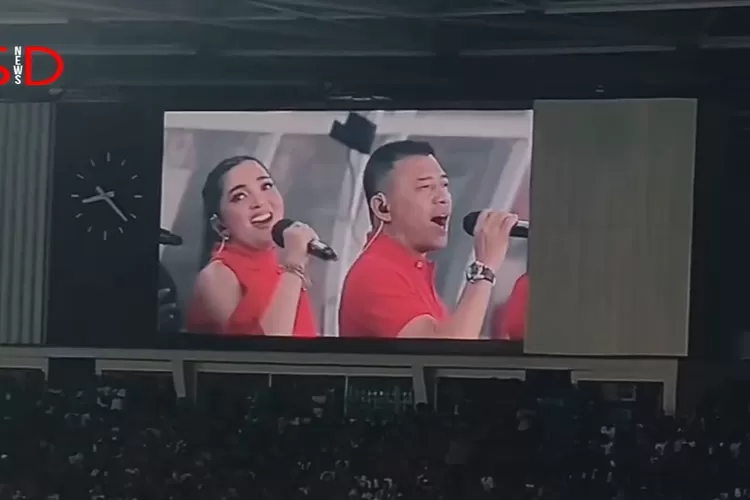 Anang Hermansyah dan Ashanty menyanyikan lagu usai kemenangan Timnas Indonesia melawan Filipina. (Tangkapan layar YouTube MS News ID)
