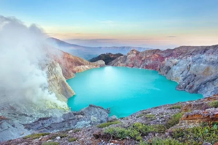 Kawasan Wisata Gunung Ijen yang terkenal di dunia dan telah dinobatkan sebagai Unesco Global Geopark. (Dok. Bappeda Jatim)