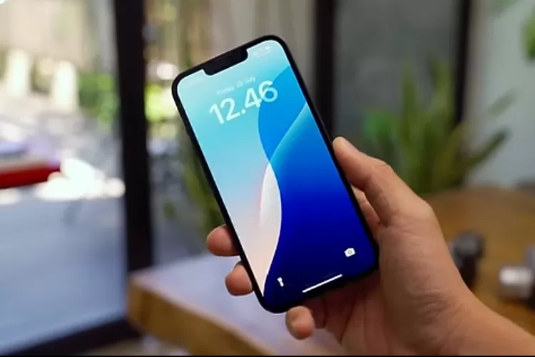 Inilah handphone iPhone 13 yang direkomendasikan dengan pilihan terbaik 2024 (Tangkapan layar YouTube GadgetIn)